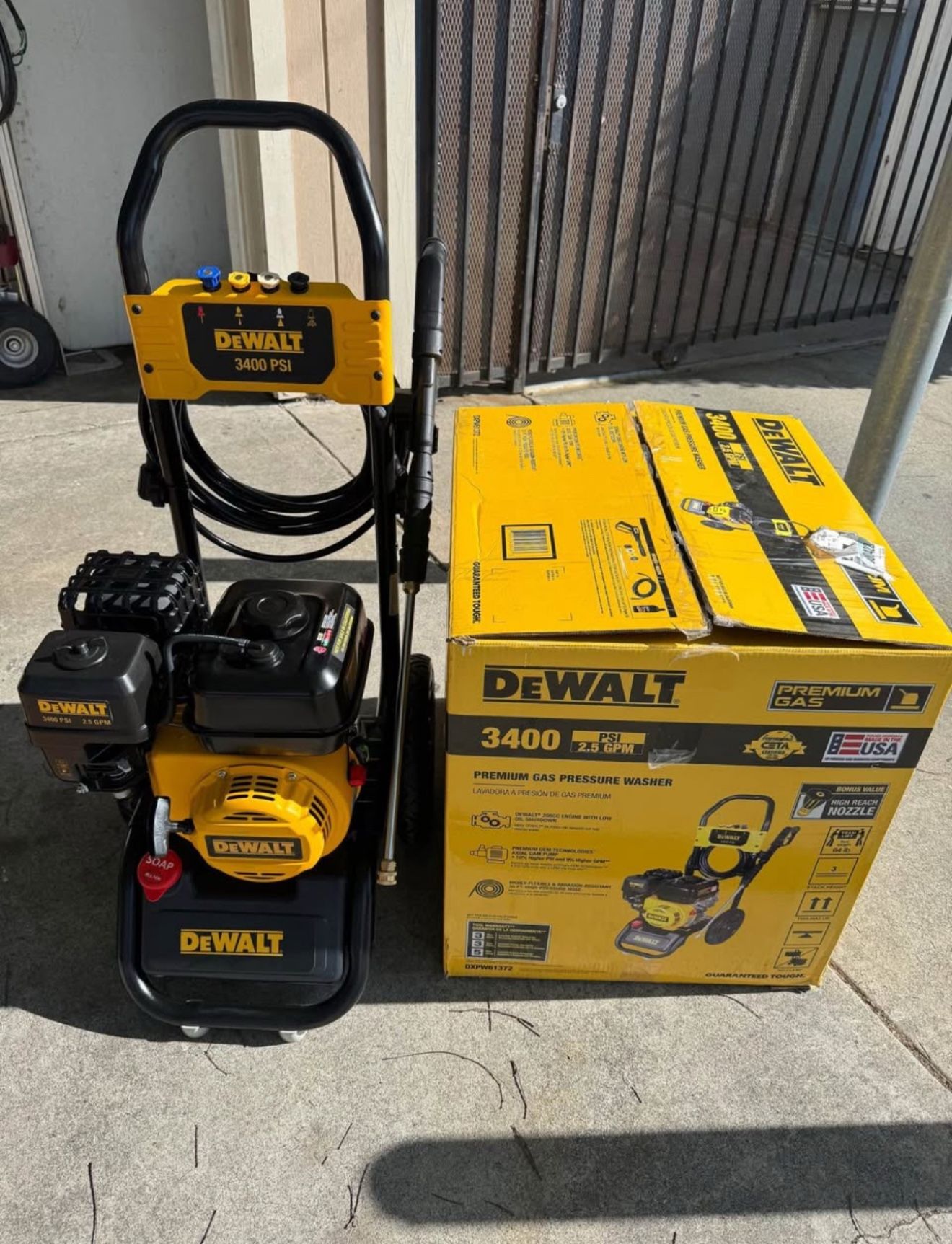 DEWALT 3400 PSI 2.5 GPM Gas Cold Water Pressure Washer with 208cc Engine