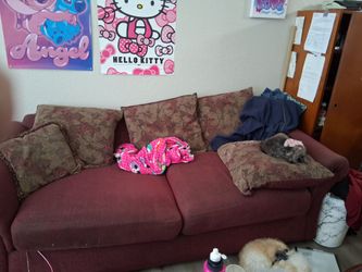 Burgundy couch for sa l e