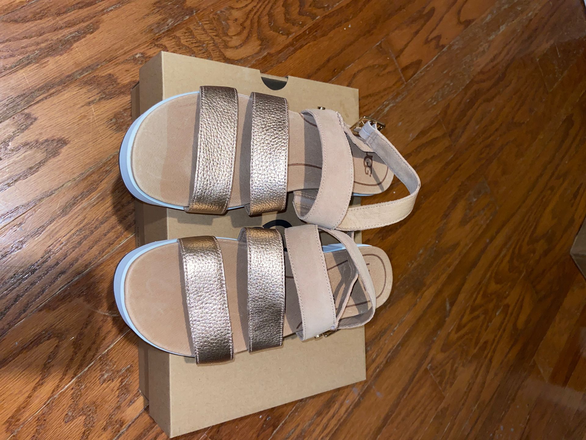 Uggs platforms women’s size 9