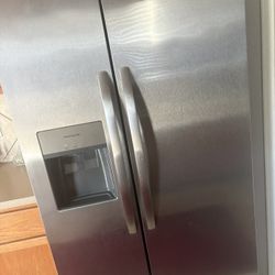 Frigidaire 2023 Refrigerator 