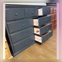 9 drawers dresser/ Nine drawers dresser