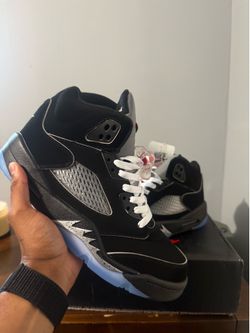 BLACK METALLIC JORDAN 5 SIZE 10