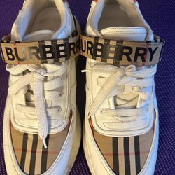 Burberry low top sneaker size 11. Made in Italy 