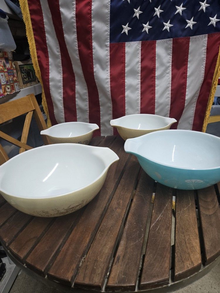 4 Vintage Pyrex Bowls 