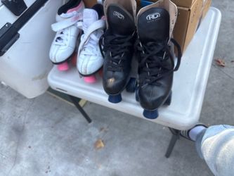 2 pairs of roller skates