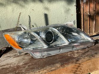 2007 Toyota Camry LE - Right Headlight