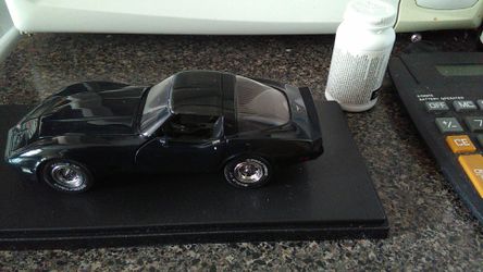 Very rare hard to find 1981 corvette from the Franklin mint comes with everything will trade for weights dumbbells etc