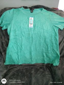 Women's Shirt ( New With Tags )