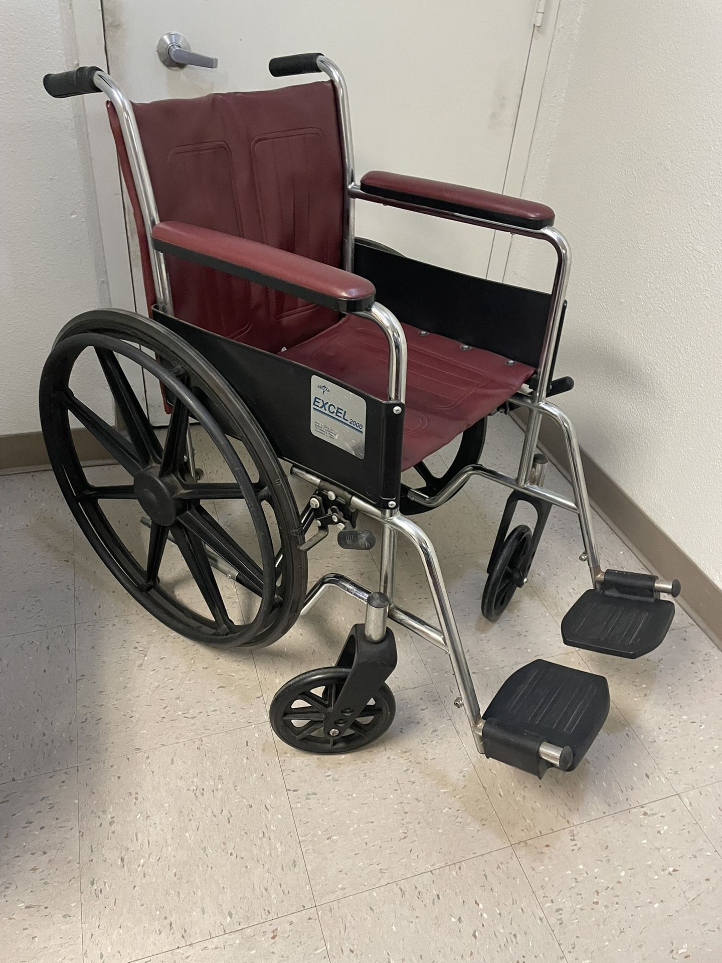 Wheelchair. Exelente. 275 Lbs. Capacity
