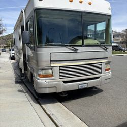 Fleetwood Bounder 2000 34’foot
