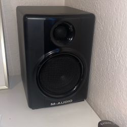 The image shows an M-Audio Studiophile AV 40 active desktop monitor speaker