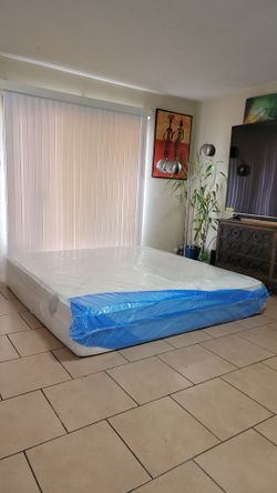 HIGH QUALITY KING SIZE SAATVA MATTRESS FOR SALE! IN GREAT CONDITION, FREE DELIVERY