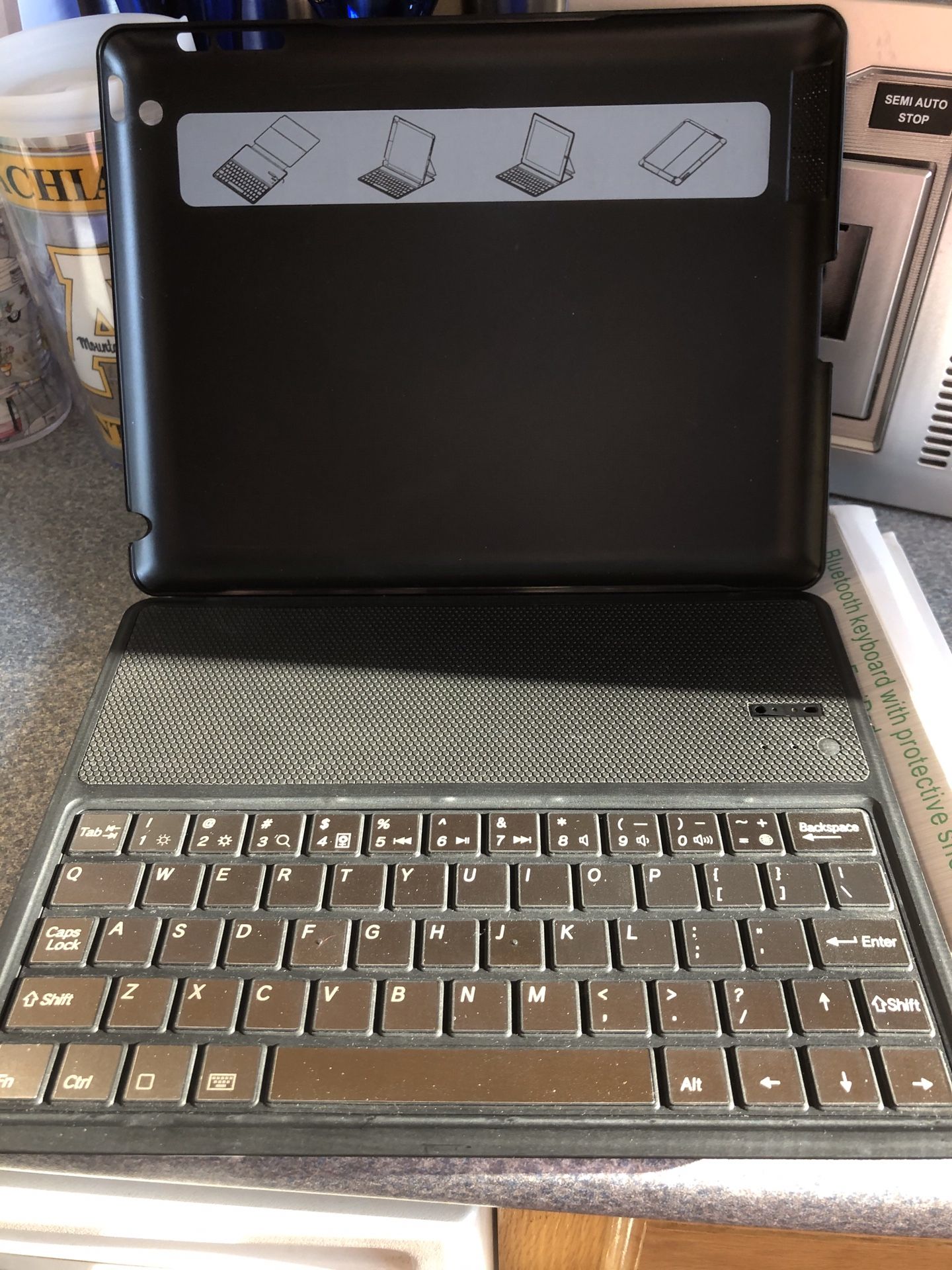 iPad Bluetooth keyboard with hard shell cover
