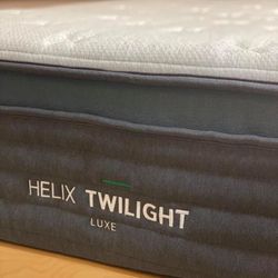 Helix Luxe Twilight King-Size Mattress, Like New, Excellent Condition