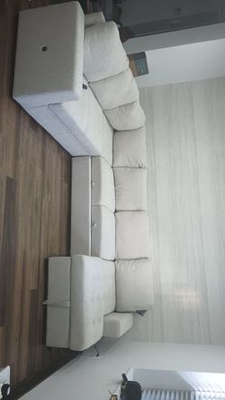 Living room sectional that concerts to sofa bed
