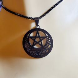 BLACK NECKLACE PENTAGRAM