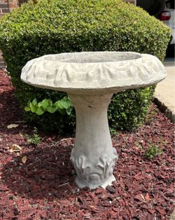 Classic Concrete Birdbath – Ornate Pedestal & Acanthus Leaf Rim