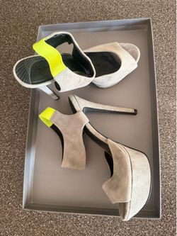 Grey pumps