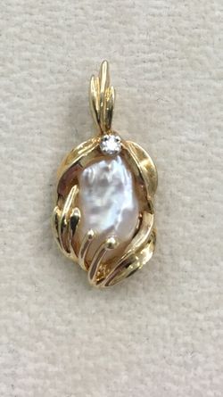 Pearl over 14 k Yellow Gold / .01 cwt diamond