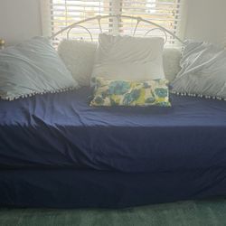 White Metal Daybed w/ Trundle + 2 Twin Mattresses – $150