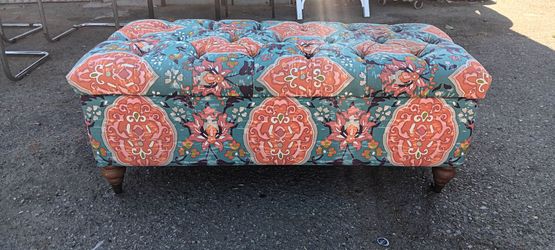 Ottoman w/ storage