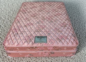 QUEEN SIZE SEALY FLIPPABLE  MATTRESS AND BOX SPRING IN VERY GOOD AND CLEAN CONDITION  $70 FOR BOTH
