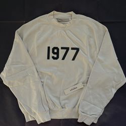 Fear of God Essentials 1977 Crewneck Sweatshirt Wheat Tan - Size Small - NEW