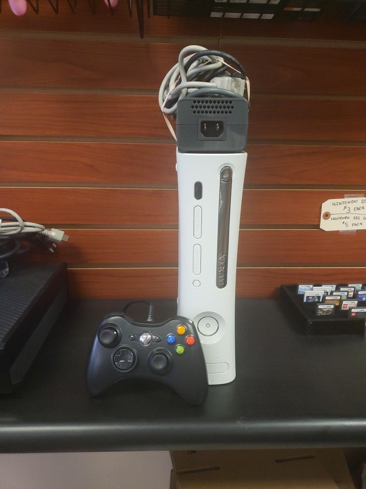 Microsoft Xbox 360 White Console With Controller 