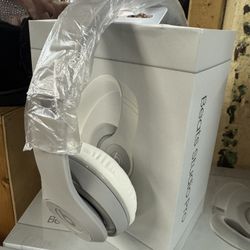 BEATS STUDIO BLACK AND WHITE AVAILABLE 