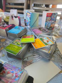 Lot of 1,000 pokemon cards mixed with holos