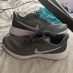 Men’s Size 11 Nike Running Shoes 
