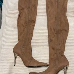 Highest Heels Beautiful Thigh High 4” Gold Stiletto Boots. Women’s Size 10. Brand New, Excellent Condition. 