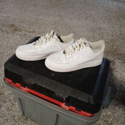 Size 9 Nike Air Force 1 Low '07 Sneakers