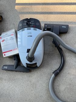 Miele Solaris Turbo Plus Canister Vacuum S514  Powerful Miele Solaris Turbo Plus canister vacuum is white and black. It has a flexible hose, two floor