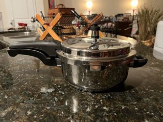 Apex quality Indian brand 3 L stainless steel heavy clad bottom pressure cooker great condition
