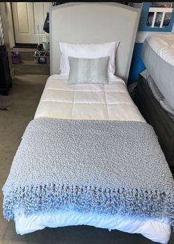 Twin XL Size Bed On A Metal Frame With Very Nice Cloth Covered Headboard. New 12 Inch Thick Memory Foam Matress. Hablo Español Y Hago Entrego