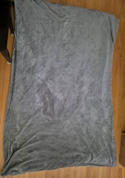Threshold's 18 lb gray weighted throw blanket (Skokie)