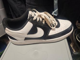 Nike
Women's Court Vision Low sz 9.5