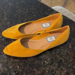 Yellow Flats 🥿 Size 6w $10