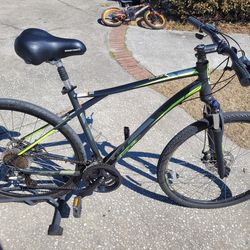 GT  Talera Disc Crossroads Mountain Bike Bicycle Large with 700 Tires Alll Tuned Up - $140 FIRM