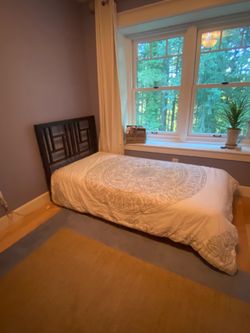 Twin wood platform bed ( wood)