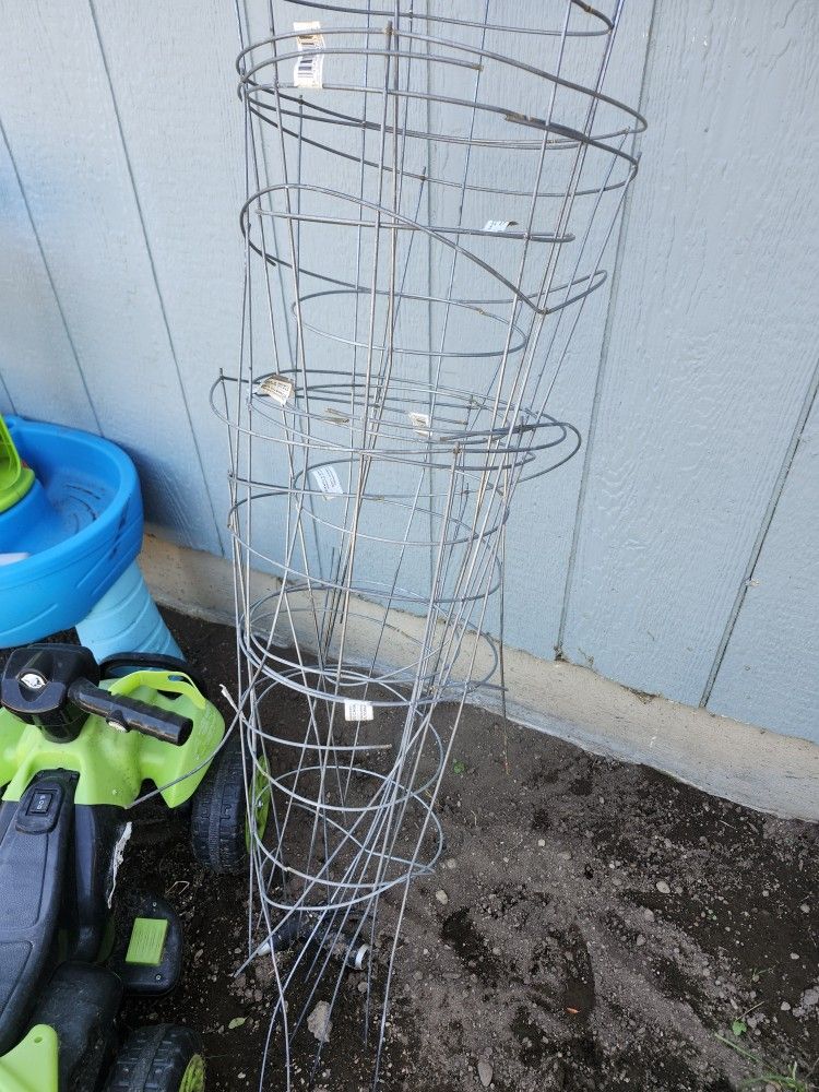 Plastic Pots & Tomato Cages