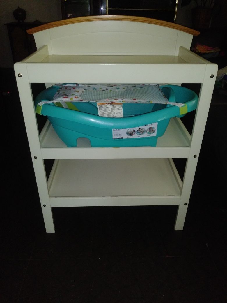 CHANGING TABLE AND INFANTS BATH