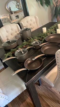 Circular pots and pans set