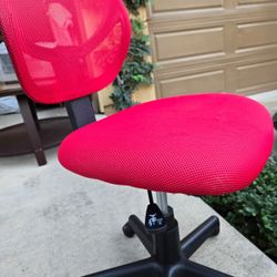  $30 – Rolling Desk Chair (Adjustable, Mesh)