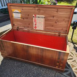 Cedar Chest (Roos Chest)
