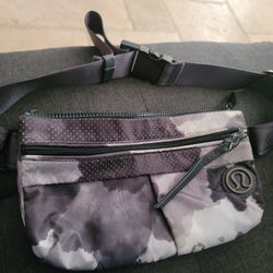 LULULEMON Crossbody Bag / Waist bag/ Nylon Fanny Pack Grey Black