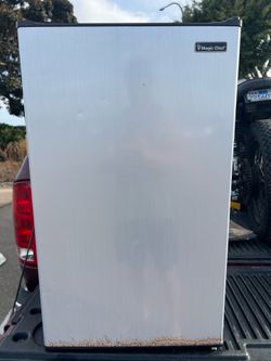 Magic Chef mini fridge 4.4 Cu. Ft.