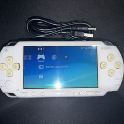 PSP 1000 WHITE WITH CHARGER AND MANY GAMES