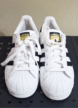 NEW Womans Adidas ( Size 6 )